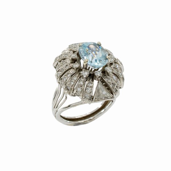Anello in oro bianco 14kt acquamarina e diamanti  - Asta Gioielli Orologi | Fashion Vintage - Associazione Nazionale - Case d'Asta italiane