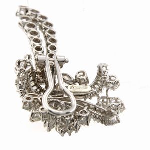 Orecchini pendenti in oro bianco 18kt e diamanti  - Asta Gioielli Orologi | Fashion Vintage - Associazione Nazionale - Case d'Asta italiane