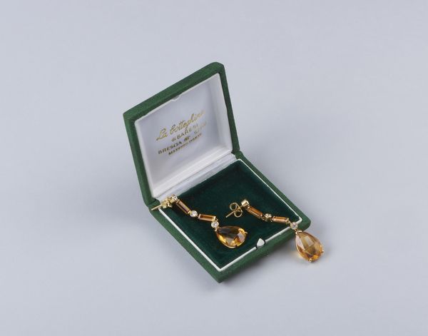 . : Orecchini pendenti in oro giallo 18k con topazi citrini e diamanti bianchi taglio a brillante ct 0,60 totali.  - Asta GIOIELLI - OROLOGI - ALL I WANT FOR CHRISTMAS Online - Associazione Nazionale - Case d'Asta italiane