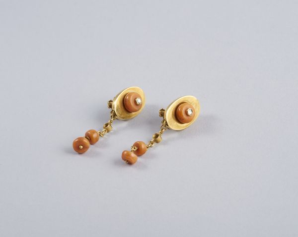 . : Orecchini in oro giallo 18k e corallo con rose di diamanti.  - Asta GIOIELLI - OROLOGI - ALL I WANT FOR CHRISTMAS Online - Associazione Nazionale - Case d'Asta italiane