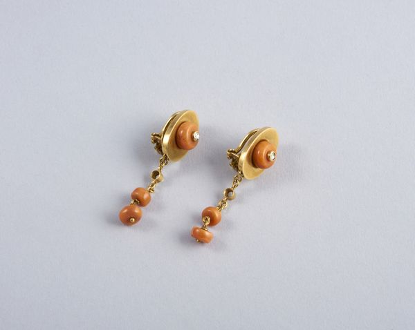 . : Orecchini in oro giallo 18k e corallo con rose di diamanti.  - Asta GIOIELLI - OROLOGI - ALL I WANT FOR CHRISTMAS Online - Associazione Nazionale - Case d'Asta italiane