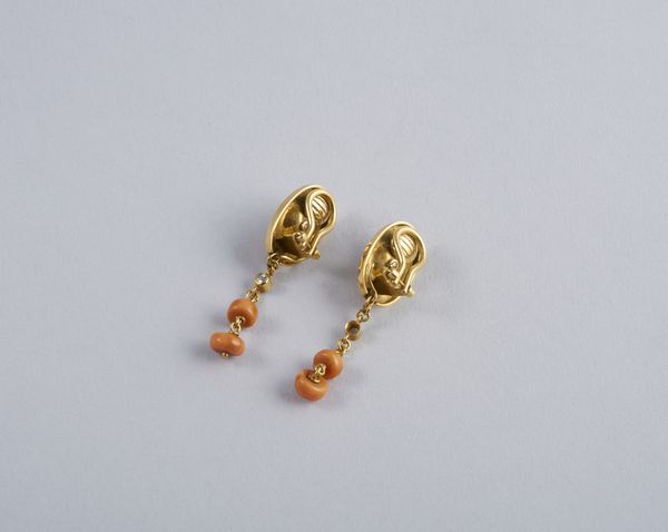 . : Orecchini in oro giallo 18k e corallo con rose di diamanti.  - Asta GIOIELLI - OROLOGI - ALL I WANT FOR CHRISTMAS Online - Associazione Nazionale - Case d'Asta italiane