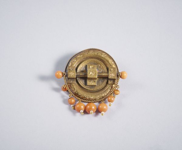 . : Rara spilla reliquiario in oro basso titolo e coralli. XIX secolo.  - Asta GIOIELLI - OROLOGI - ALL I WANT FOR CHRISTMAS Online - Associazione Nazionale - Case d'Asta italiane