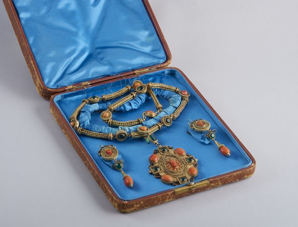 . : Rara ed elegantissima parure composta da collana e orecchini in oro basso titolo con pietre verdi sintetiche e coralli incisi.  - Asta GIOIELLI - OROLOGI - ALL I WANT FOR CHRISTMAS Online - Associazione Nazionale - Case d'Asta italiane