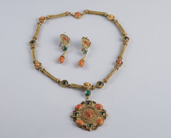 . : Rara ed elegantissima parure composta da collana e orecchini in oro basso titolo con pietre verdi sintetiche e coralli incisi.  - Asta GIOIELLI - OROLOGI - ALL I WANT FOR CHRISTMAS Online - Associazione Nazionale - Case d'Asta italiane