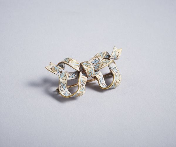 . : Elegantissima spilla a fiocco in oro 14k con smalti bianchi ed azzurri  - Asta GIOIELLI - OROLOGI - ALL I WANT FOR CHRISTMAS Online - Associazione Nazionale - Case d'Asta italiane