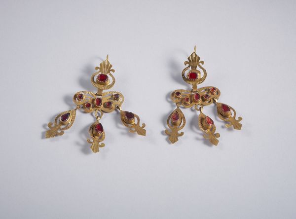 . : Coppia di orecchini pendenti in oro basso titolo con pietre sintetiche rosse. XIX secolo  - Asta GIOIELLI - OROLOGI - ALL I WANT FOR CHRISTMAS Online - Associazione Nazionale - Case d'Asta italiane