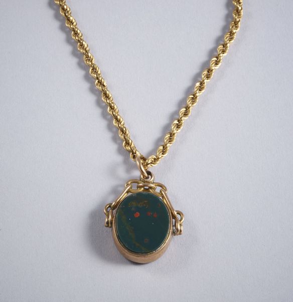 . : Collana in oro basso titolo e sigillo pendente con diaspro e ametista.  - Asta GIOIELLI - OROLOGI - ALL I WANT FOR CHRISTMAS Online - Associazione Nazionale - Case d'Asta italiane