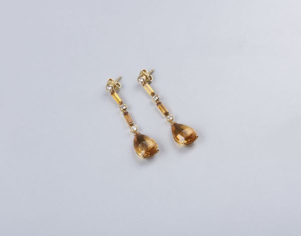 . : Orecchini pendenti in oro giallo 18k con topazi citrini e diamanti bianchi taglio a brillante ct 0,60 totali.  - Asta GIOIELLI - OROLOGI - ALL I WANT FOR CHRISTMAS Online - Associazione Nazionale - Case d'Asta italiane