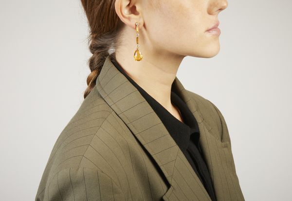 . : Orecchini pendenti in oro giallo 18k con topazi citrini e diamanti bianchi taglio a brillante ct 0,60 totali.  - Asta GIOIELLI - OROLOGI - ALL I WANT FOR CHRISTMAS Online - Associazione Nazionale - Case d'Asta italiane