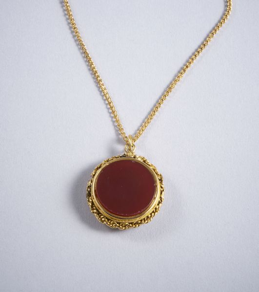 . : Collana con catenina in oro 18k e sigillo bussola. Anni 40  - Asta GIOIELLI - OROLOGI - ALL I WANT FOR CHRISTMAS Online - Associazione Nazionale - Case d'Asta italiane