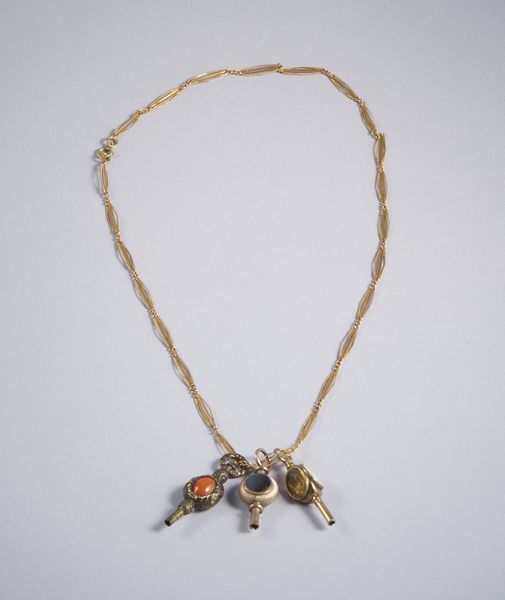 . : Collana in oro basso titolo e tre chiavette per orologi da tasca con pietre dure. Anni 40  - Asta GIOIELLI - OROLOGI - ALL I WANT FOR CHRISTMAS Online - Associazione Nazionale - Case d'Asta italiane