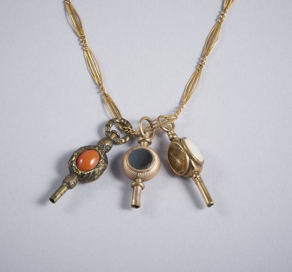. : Collana in oro basso titolo e tre chiavette per orologi da tasca con pietre dure. Anni 40  - Asta GIOIELLI - OROLOGI - ALL I WANT FOR CHRISTMAS Online - Associazione Nazionale - Case d'Asta italiane