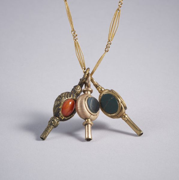 . : Collana in oro basso titolo e tre chiavette per orologi da tasca con pietre dure. Anni 40  - Asta GIOIELLI - OROLOGI - ALL I WANT FOR CHRISTMAS Online - Associazione Nazionale - Case d'Asta italiane