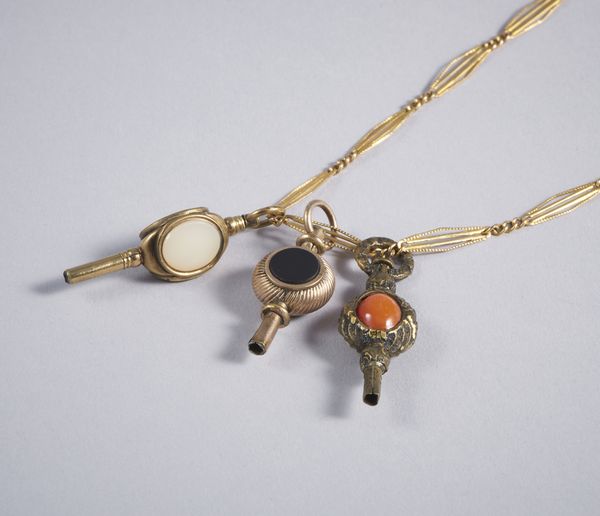 . : Collana in oro basso titolo e tre chiavette per orologi da tasca con pietre dure. Anni 40  - Asta GIOIELLI - OROLOGI - ALL I WANT FOR CHRISTMAS Online - Associazione Nazionale - Case d'Asta italiane
