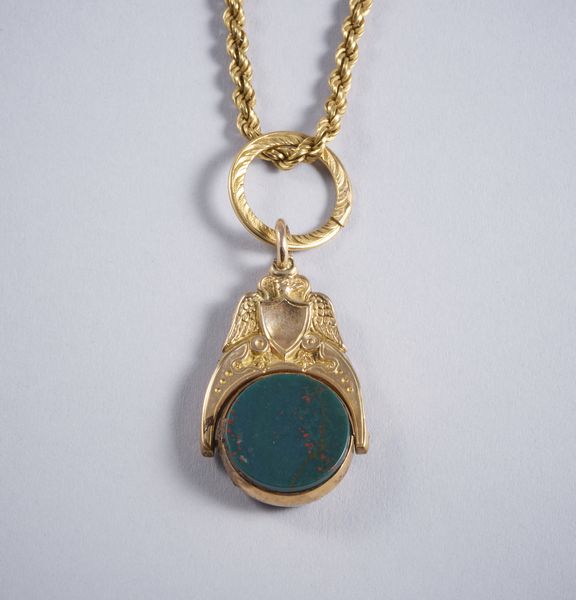 . : Collana in oro basso titolo e sigillo pendente con corniola e diaspro. Anni 40.  - Asta GIOIELLI - OROLOGI - ALL I WANT FOR CHRISTMAS Online - Associazione Nazionale - Case d'Asta italiane