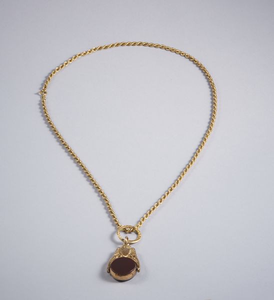 . : Collana in oro basso titolo e sigillo pendente con corniola e diaspro. Anni 40.  - Asta GIOIELLI - OROLOGI - ALL I WANT FOR CHRISTMAS Online - Associazione Nazionale - Case d'Asta italiane