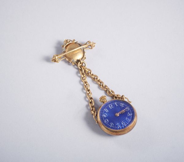 . : Spilla a orologio in oro a basso titolo, smalti policromi e zaffiri blu. Anni 40'  - Asta GIOIELLI - OROLOGI - ALL I WANT FOR CHRISTMAS Online - Associazione Nazionale - Case d'Asta italiane