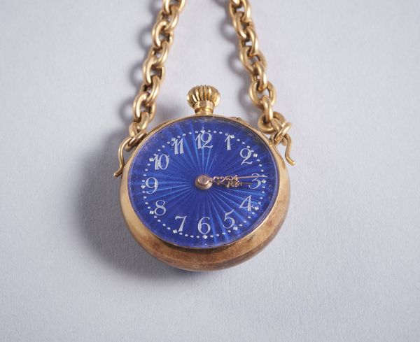 . : Spilla a orologio in oro a basso titolo, smalti policromi e zaffiri blu. Anni 40'  - Asta GIOIELLI - OROLOGI - ALL I WANT FOR CHRISTMAS Online - Associazione Nazionale - Case d'Asta italiane