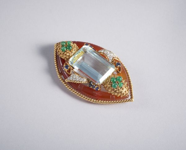 . : Elegantissima spilla in oro giallo 18k con corniola, smeraldi cabochon, piccoli zaffiri blu e diamanti bianchi  0,70ct. circa. Centrale di acquamarina taglio ottagonale di ct. 40,00 circa.  - Asta GIOIELLI - OROLOGI - ALL I WANT FOR CHRISTMAS Online - Associazione Nazionale - Case d'Asta italiane