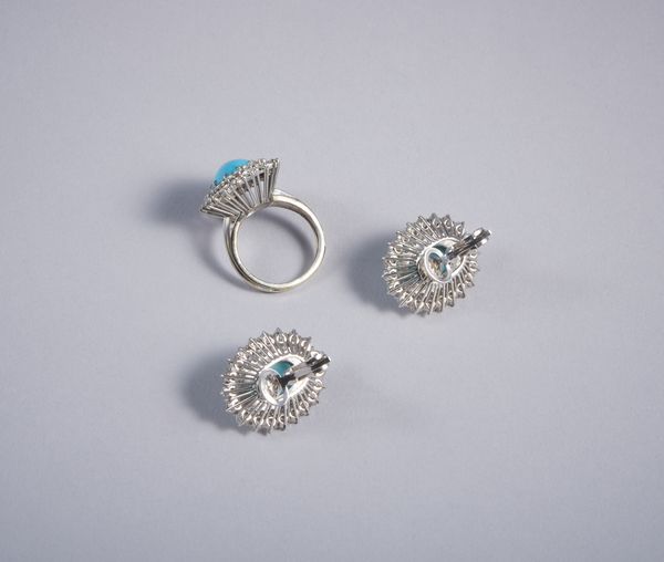 . : Parure composta da orecchini e anello in oro bianco 18k con brillanti e turchesi cabochon e diamanti bianchi taglio a brillante totale ct. 5,50 circa  - Asta GIOIELLI - OROLOGI - ALL I WANT FOR CHRISTMAS Online - Associazione Nazionale - Case d'Asta italiane