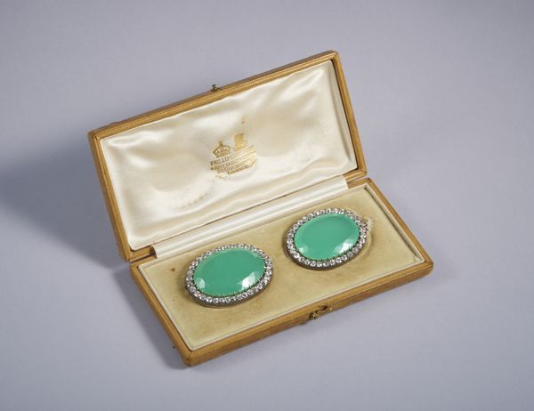 . : Rara e meravigliosa coppia di spille in oro a basso titolo e argento con crisoprasi e contorno di diamanti bianchi taglio antico di 9,0 ct. ca. tot. XIX secolo  - Asta GIOIELLI - OROLOGI - ALL I WANT FOR CHRISTMAS Online - Associazione Nazionale - Case d'Asta italiane