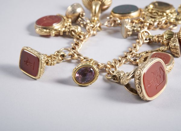 . : Raro e squisito bracciale con n. 13 sigilli e catena per allungo a collana in oro basso titolo.  - Asta GIOIELLI - OROLOGI - ALL I WANT FOR CHRISTMAS Online - Associazione Nazionale - Case d'Asta italiane