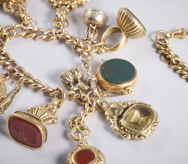 . : Raro e squisito bracciale con n. 13 sigilli e catena per allungo a collana in oro basso titolo.  - Asta GIOIELLI - OROLOGI - ALL I WANT FOR CHRISTMAS Online - Associazione Nazionale - Case d'Asta italiane