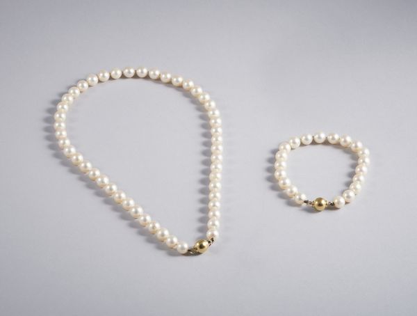 . : Filo e bracciale di perle sferiche coltivate (7,80 mm) componibili con chiusura in oro giallo 18k.  - Asta GIOIELLI - OROLOGI - ALL I WANT FOR CHRISTMAS Online - Associazione Nazionale - Case d'Asta italiane