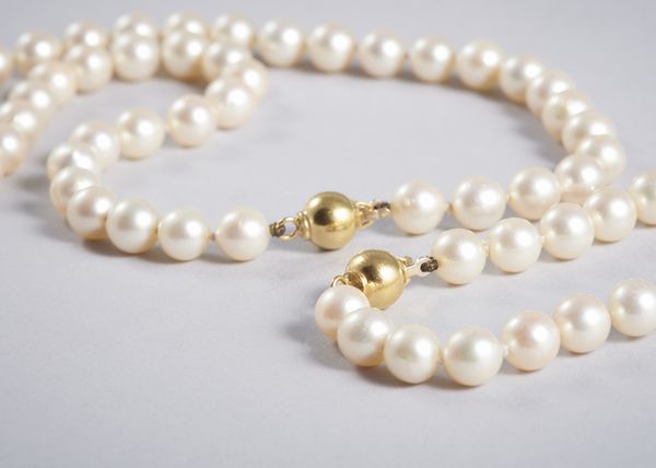 . : Filo e bracciale di perle sferiche coltivate (7,80 mm) componibili con chiusura in oro giallo 18k.  - Asta GIOIELLI - OROLOGI - ALL I WANT FOR CHRISTMAS Online - Associazione Nazionale - Case d'Asta italiane