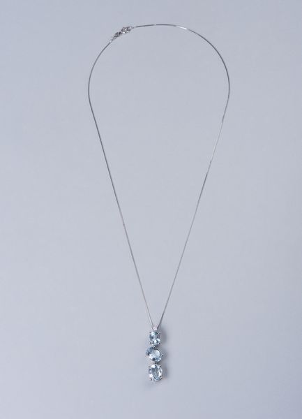 . : Ciondolo in oro bianco 18k con tre acquemarine ovali dal peso di 5,50 ct tot. e diamante taglio a brillante 0,06 ct.  - Asta GIOIELLI - OROLOGI - ALL I WANT FOR CHRISTMAS Online - Associazione Nazionale - Case d'Asta italiane