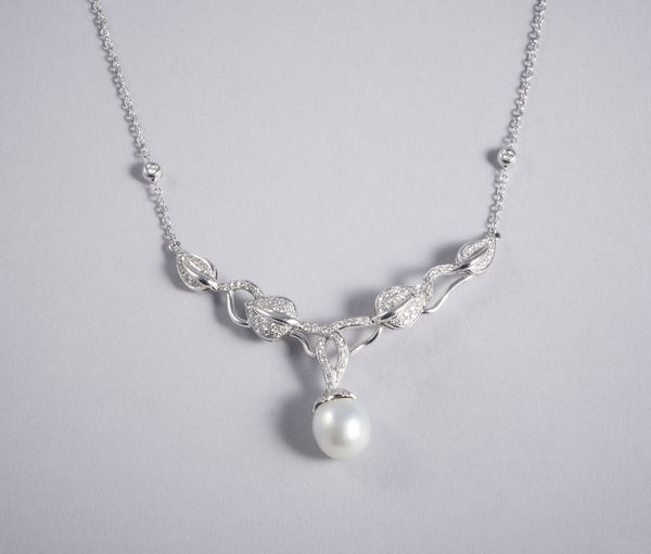 . : Collana in oro bianco 18k con perla bianca ovale coltivata 12,20 mm con diamanti bianchi  taglio a brillante di 1,50 ct. ca. totale.  - Asta GIOIELLI - OROLOGI - ALL I WANT FOR CHRISTMAS Online - Associazione Nazionale - Case d'Asta italiane