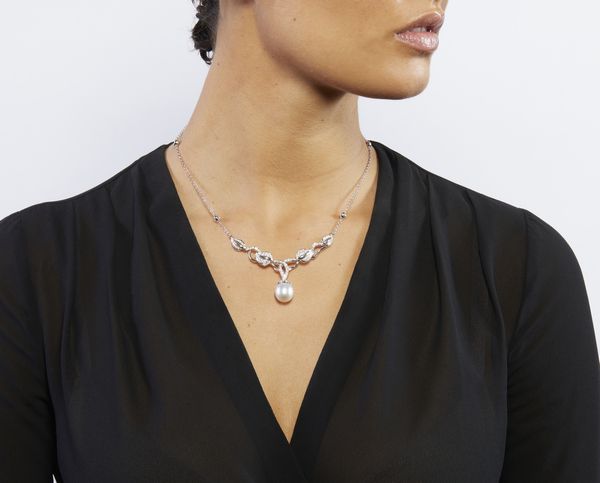 . : Collana in oro bianco 18k con perla bianca ovale coltivata 12,20 mm con diamanti bianchi  taglio a brillante di 1,50 ct. ca. totale.  - Asta GIOIELLI - OROLOGI - ALL I WANT FOR CHRISTMAS Online - Associazione Nazionale - Case d'Asta italiane