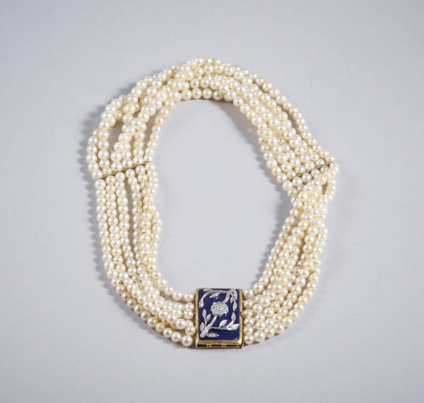 . : Collana antica con sei fili di perle e chiusura in oro giallo. Lavorazione con lapislazzulo e decorazioni floreali in oro bianco 18k con diamanti taglio huit-huit circa 0,12 ct., perle di grandezza 4,30-4,50 mm.  - Asta GIOIELLI - OROLOGI - ALL I WANT FOR CHRISTMAS Online - Associazione Nazionale - Case d'Asta italiane
