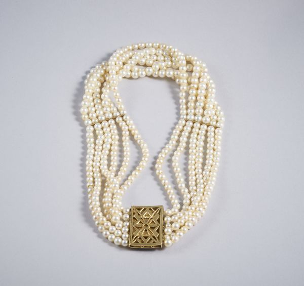 . : Collana antica con sei fili di perle e chiusura in oro giallo. Lavorazione con lapislazzulo e decorazioni floreali in oro bianco 18k con diamanti taglio huit-huit circa 0,12 ct., perle di grandezza 4,30-4,50 mm.  - Asta GIOIELLI - OROLOGI - ALL I WANT FOR CHRISTMAS Online - Associazione Nazionale - Case d'Asta italiane