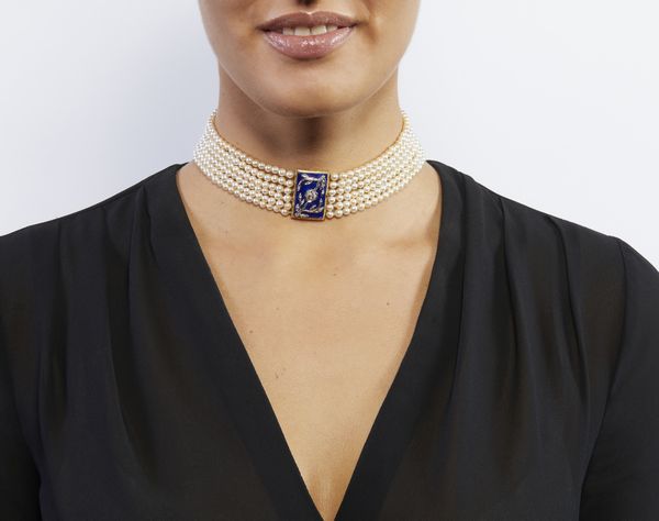 . : Collana antica con sei fili di perle e chiusura in oro giallo. Lavorazione con lapislazzulo e decorazioni floreali in oro bianco 18k con diamanti taglio huit-huit circa 0,12 ct., perle di grandezza 4,30-4,50 mm.  - Asta GIOIELLI - OROLOGI - ALL I WANT FOR CHRISTMAS Online - Associazione Nazionale - Case d'Asta italiane