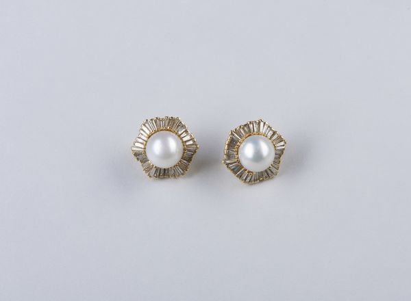 . : Paio di orecchini in oro giallo 18k con perle coltivate semisferiche e diamanti bianchi taglio a baguette dal peso stimato di 6 ct.ca.  - Asta GIOIELLI - OROLOGI - ALL I WANT FOR CHRISTMAS Online - Associazione Nazionale - Case d'Asta italiane