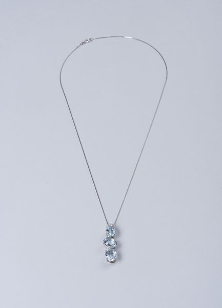 . : Ciondolo in oro bianco 18k con tre acquemarine ovali dal peso di 5,50 ct tot. e diamante taglio a brillante 0,06 ct.  - Asta GIOIELLI - OROLOGI - ALL I WANT FOR CHRISTMAS Online - Associazione Nazionale - Case d'Asta italiane