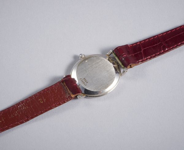 Piaget : Orologio in oro bianco 18k  di forma ovale con movimento meccanico, cifre arabe,  con cinturino in coccodrillo bordeaux e fibbia originale.  - Asta GIOIELLI - OROLOGI - ALL I WANT FOR CHRISTMAS Online - Associazione Nazionale - Case d'Asta italiane