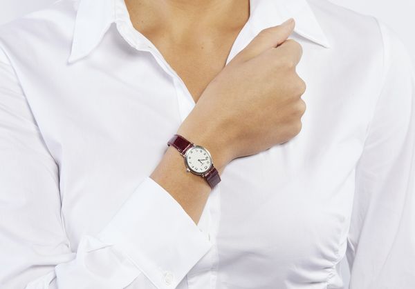 Piaget : Orologio in oro bianco 18k  di forma ovale con movimento meccanico, cifre arabe,  con cinturino in coccodrillo bordeaux e fibbia originale.  - Asta GIOIELLI - OROLOGI - ALL I WANT FOR CHRISTMAS Online - Associazione Nazionale - Case d'Asta italiane