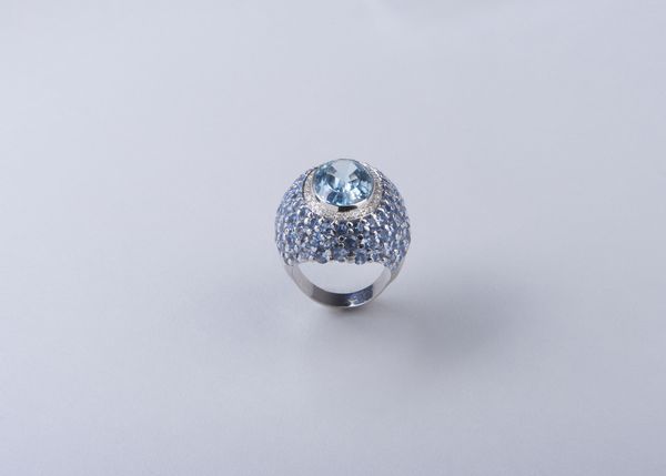 LEO PIZZO : Anello in oro bianco 18k con acquamarina centrale da 11,50 ct. e contorno di brillanti da 0.40 ct. ca. Circondato da 92 starliti per un totale di 18 ct.  - Asta GIOIELLI - OROLOGI - ALL I WANT FOR CHRISTMAS Online - Associazione Nazionale - Case d'Asta italiane