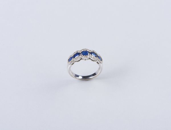 . : Anello in oro bianco 18k con zaffiri blu ovali dal peso stimato di 2,00 ct. tot. e piccoli diamanti 0,60 ct. ca.  - Asta GIOIELLI - OROLOGI - ALL I WANT FOR CHRISTMAS Online - Associazione Nazionale - Case d'Asta italiane