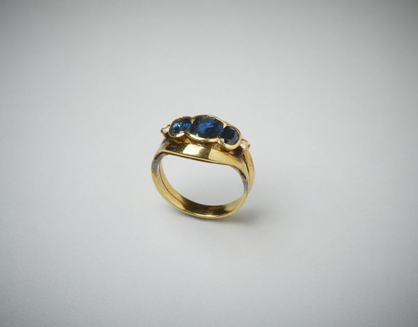 . : Anello in oro giallo 750/1000 con tre zaffiri di circa 2,00 ct. e due piccoli diamanti bianchi di 0,12 ct.  totali.  - Asta GIOIELLI - OROLOGI - ALL I WANT FOR CHRISTMAS Online - Associazione Nazionale - Case d'Asta italiane