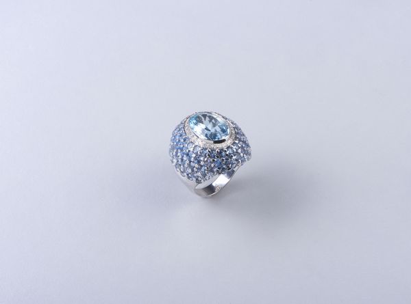 LEO PIZZO : Anello in oro bianco 18k con acquamarina centrale da 11,50 ct. e contorno di brillanti da 0.40 ct. ca. Circondato da 92 starliti per un totale di 18 ct.  - Asta GIOIELLI - OROLOGI - ALL I WANT FOR CHRISTMAS Online - Associazione Nazionale - Case d'Asta italiane