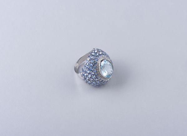 LEO PIZZO : Anello in oro bianco 18k con acquamarina centrale da 11,50 ct. e contorno di brillanti da 0.40 ct. ca. Circondato da 92 starliti per un totale di 18 ct.  - Asta GIOIELLI - OROLOGI - ALL I WANT FOR CHRISTMAS Online - Associazione Nazionale - Case d'Asta italiane