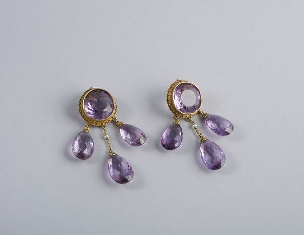 . : Orecchini pendenti in oro basso titolo con ametiste taglio a briolette. XIX secolo  - Asta GIOIELLI - OROLOGI - ALL I WANT FOR CHRISTMAS Online - Associazione Nazionale - Case d'Asta italiane