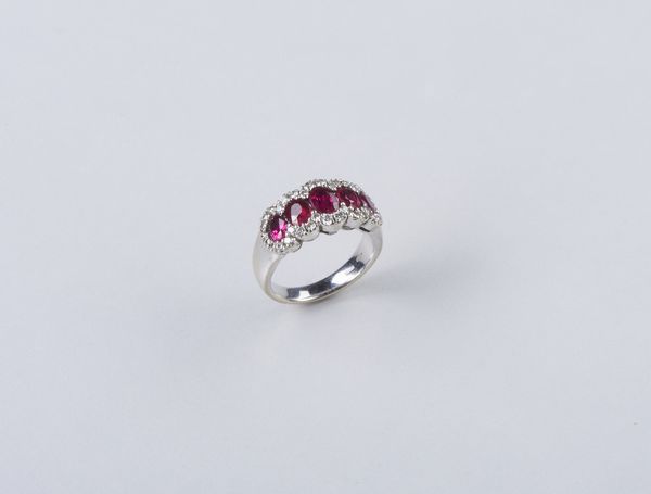 . : Anello a fascia in oro bianco 18k con rubini da 1,09 ct. ca. e diamanti taglio a brillante dal peso stimato di 0,60 ct.  - Asta GIOIELLI - OROLOGI - ALL I WANT FOR CHRISTMAS Online - Associazione Nazionale - Case d'Asta italiane