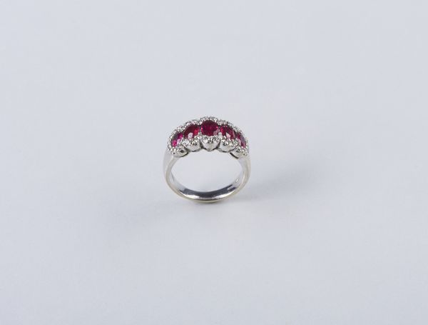 . : Anello a fascia in oro bianco 18k con rubini da 1,09 ct. ca. e diamanti taglio a brillante dal peso stimato di 0,60 ct.  - Asta GIOIELLI - OROLOGI - ALL I WANT FOR CHRISTMAS Online - Associazione Nazionale - Case d'Asta italiane