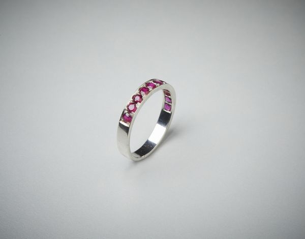 . : Anello tipo fedina in oro bianco 750/1000 con rubini taglio a brillante di circa 1,40 ct.  - Asta GIOIELLI - OROLOGI - ALL I WANT FOR CHRISTMAS Online - Associazione Nazionale - Case d'Asta italiane