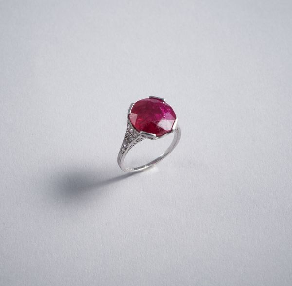 TIFFANY : Notevole e delizioso anello Tiffany in oro bianco 18k con rubino centrale taglio cuscino di 9,35ct. ca. Con contorno di 14 diamanti taglio huit-huit. Anni 40.  - Asta GIOIELLI - OROLOGI - ALL I WANT FOR CHRISTMAS Online - Associazione Nazionale - Case d'Asta italiane